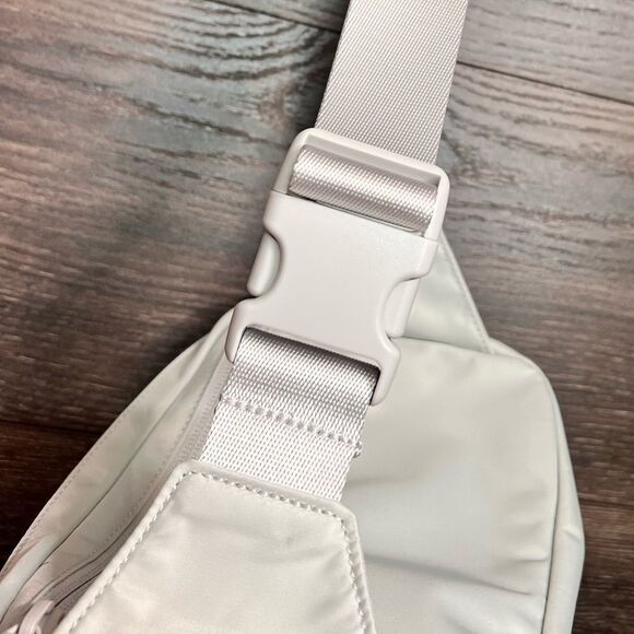 Lululemon Everywhere Belt Bag Large 2L in Vapor Rhino Grey LU9BJAS. NWT! - Picture 12 of 13